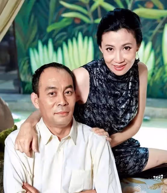 張光北攜60歲美妻現身活動,身材迷人似少女,狀態超好!