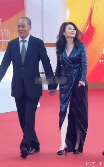 張光北攜60歲美妻現身活動,身材迷人似少女,狀態超好!