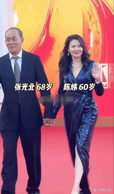 張光北攜60歲美妻現身活動,身材迷人似少女,狀態超好!