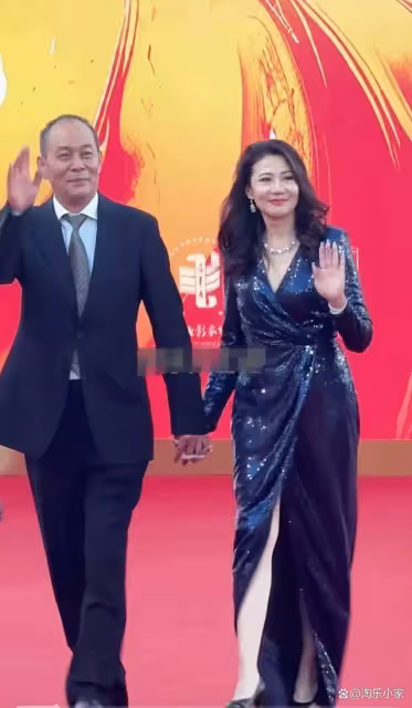 張光北攜60歲美妻現身活動,身材迷人似少女,狀態超好!