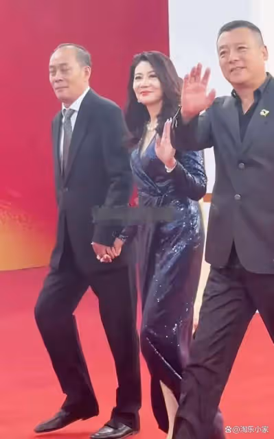 張光北攜60歲美妻現身活動,身材迷人似少女,狀態超好!