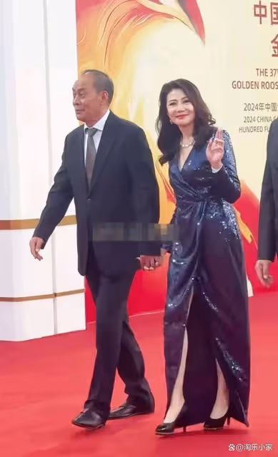 張光北攜60歲美妻現身活動,身材迷人似少女,狀態超好!