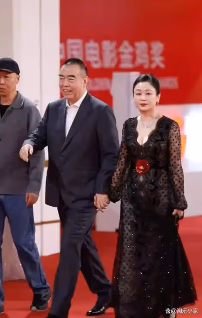 張光北攜60歲美妻現身活動，身材迷人似少女，狀態超好！
