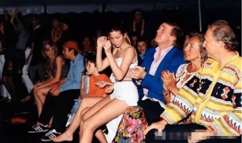 1996年,15歲的伊萬卡坐在父親特朗普的腿上欣賞音樂會,長腿矚目