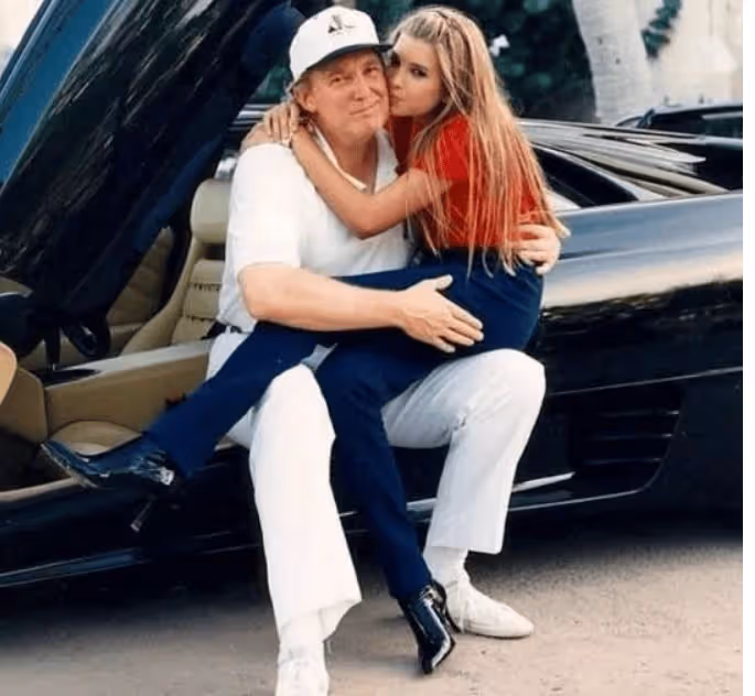 1996年,15歲的伊萬卡坐在父親特朗普的腿上欣賞音樂會,長腿矚目