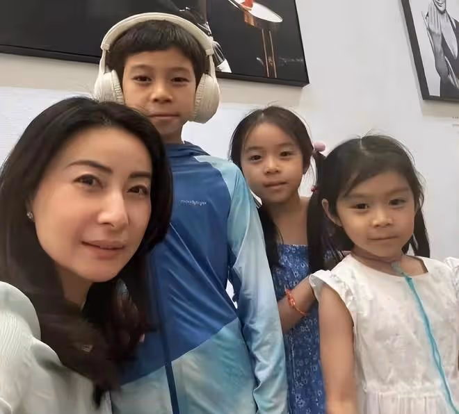 郭晶晶長女「腰果眼」顯著,8歲長相英氣,像奶奶朱玲玲