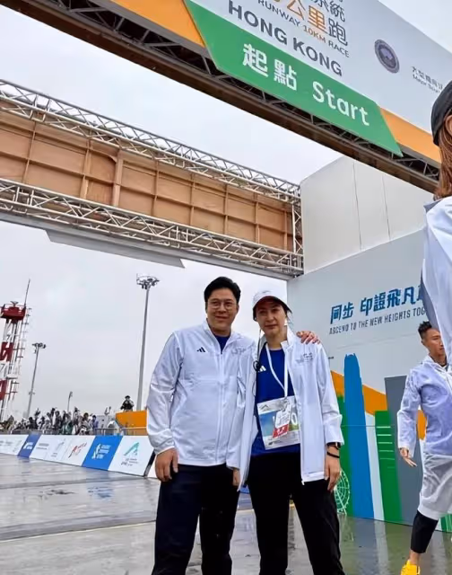 郭晶晶帶老公挑戰10公里跑步,夫妻並肩衝線,終點舉獎牌慶祝