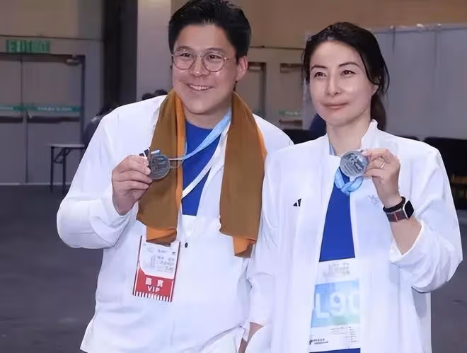 郭晶晶帶老公挑戰10公里跑步,夫妻並肩衝線,終點舉獎牌慶祝