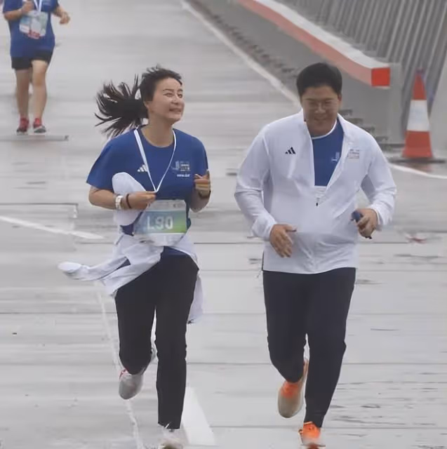 郭晶晶帶老公挑戰10公里跑步,夫妻並肩衝線,終點舉獎牌慶祝