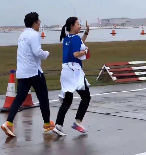 郭晶晶帶老公挑戰10公里跑步,夫妻並肩衝線,終點舉獎牌慶祝