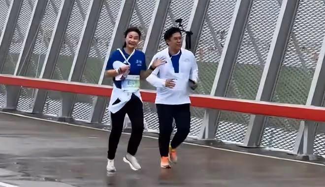 郭晶晶帶老公挑戰10公里跑步,夫妻並肩衝線,終點舉獎牌慶祝