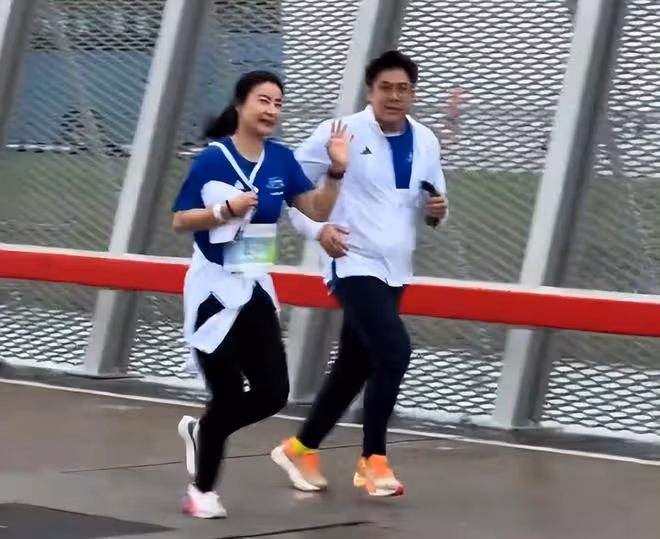 郭晶晶帶老公挑戰10公里跑步,夫妻並肩衝線,終點舉獎牌慶祝