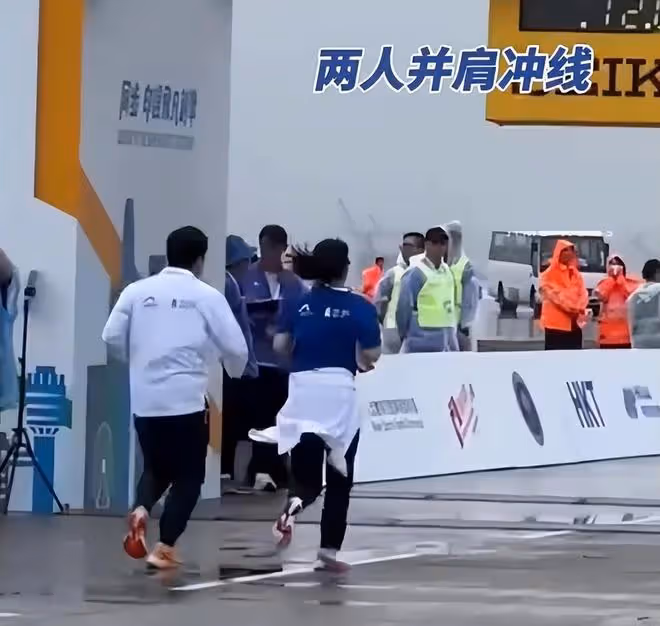 郭晶晶帶老公挑戰10公里跑步,夫妻並肩衝線,終點舉獎牌慶祝