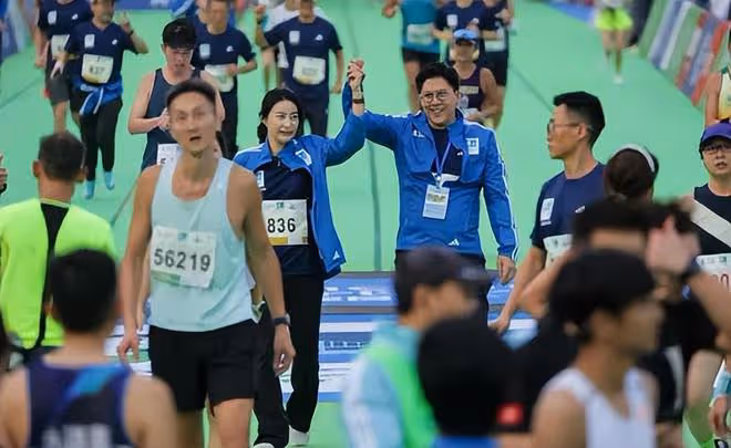 郭晶晶帶老公挑戰10公里跑步,夫妻並肩衝線,終點舉獎牌慶祝