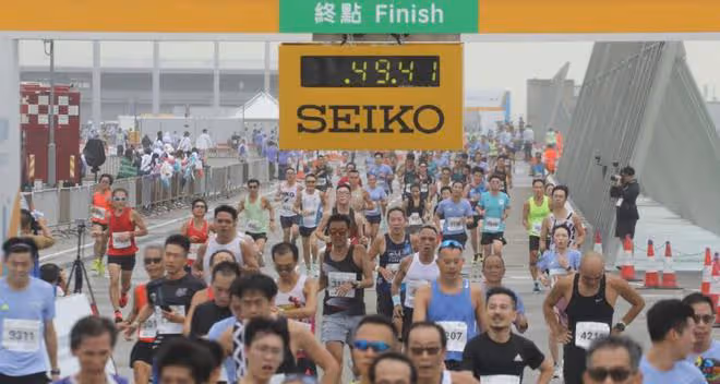 郭晶晶帶老公挑戰10公里跑步,夫妻並肩衝線,終點舉獎牌慶祝