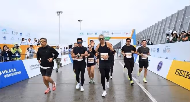 郭晶晶帶老公挑戰10公里跑步,夫妻並肩衝線,終點舉獎牌慶祝