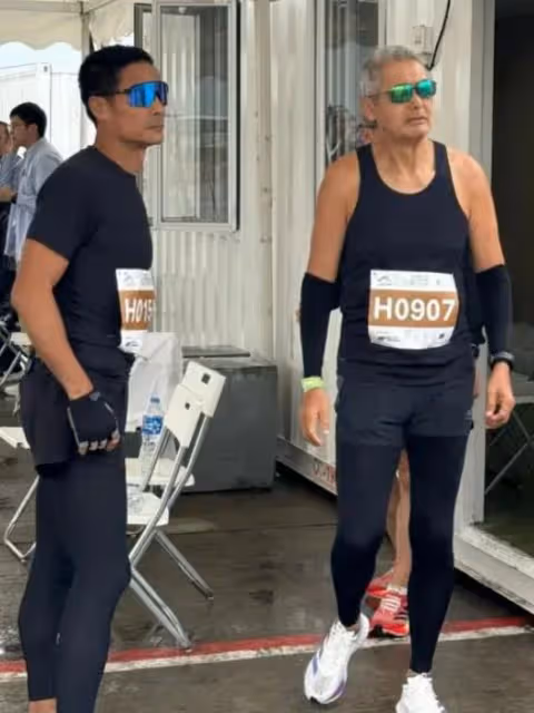 郭晶晶帶老公挑戰10公里跑步,夫妻並肩衝線,終點舉獎牌慶祝
