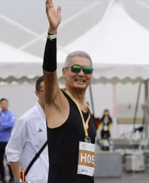 郭晶晶帶老公挑戰10公里跑步,夫妻並肩衝線,終點舉獎牌慶祝