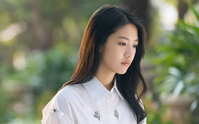 向涵之街頭抽菸被曝光,個人形象受質疑,公眾人物行為規範成焦點
