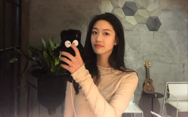 向涵之街頭抽菸被曝光,個人形象受質疑,公眾人物行為規範成焦點