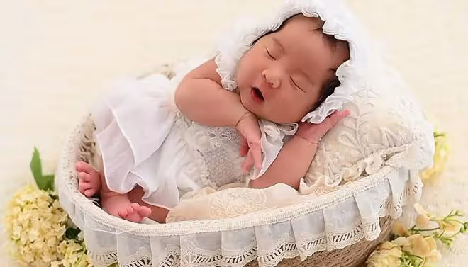 張紀中慶祝四胎女兒滿月,一家六口幸福同框,小龍珠越長越像爸爸