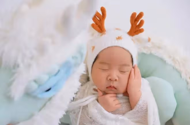 張紀中慶祝四胎女兒滿月,一家六口幸福同框,小龍珠越長越像爸爸