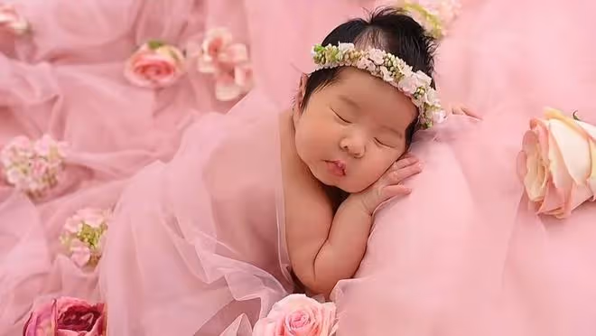 張紀中慶祝四胎女兒滿月,一家六口幸福同框,小龍珠越長越像爸爸