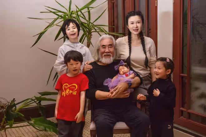 張紀中慶祝四胎女兒滿月,一家六口幸福同框,小龍珠越長越像爸爸