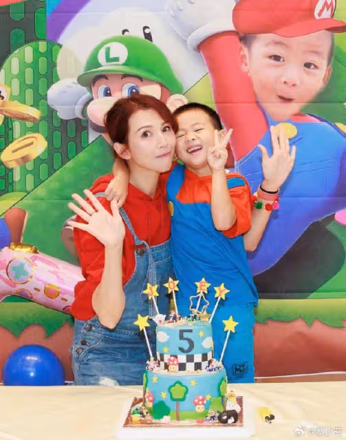 蔡少芬小兒子滿5歲,王祖藍夫婦全家到場慶賀,兩家五個娃超幸福