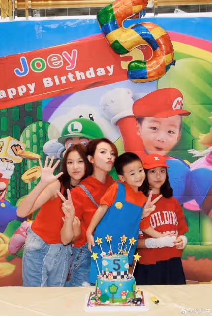 蔡少芬小兒子滿5歲,王祖藍夫婦全家到場慶賀,兩家五個娃超幸福