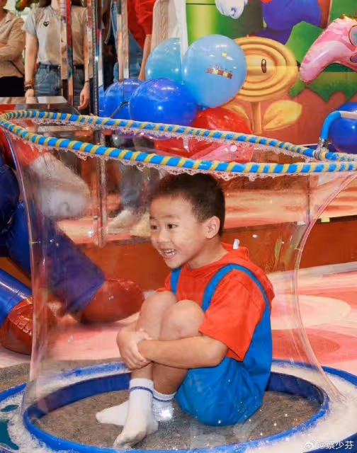 蔡少芬小兒子滿5歲,王祖藍夫婦全家到場慶賀,兩家五個娃超幸福