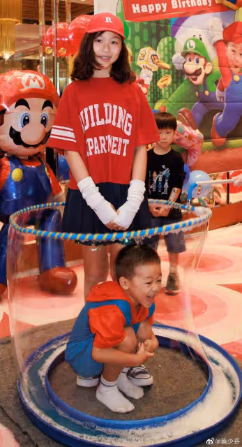 蔡少芬小兒子滿5歲,王祖藍夫婦全家到場慶賀,兩家五個娃超幸福