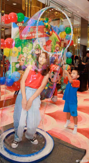 蔡少芬小兒子滿5歲,王祖藍夫婦全家到場慶賀,兩家五個娃超幸福