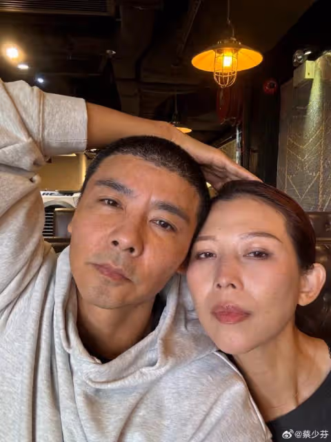 蔡少芬小兒子滿5歲,王祖藍夫婦全家到場慶賀,兩家五個娃超幸福