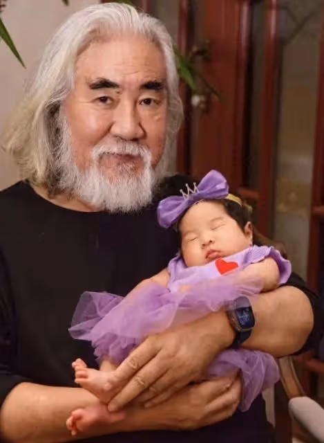 73歲張紀中為女兒慶滿月!小龍珠越像爸爸,杜星霖剛出月子就瘦了