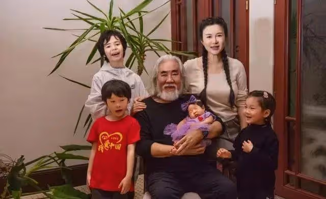 73歲張紀中為女兒慶滿月!小龍珠越像爸爸,杜星霖剛出月子就瘦了