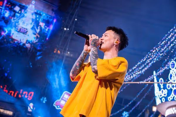 雙向奔赴的愛!鼓鼓台上叫出15年鐵粉全名:我記得你 全場都哭了