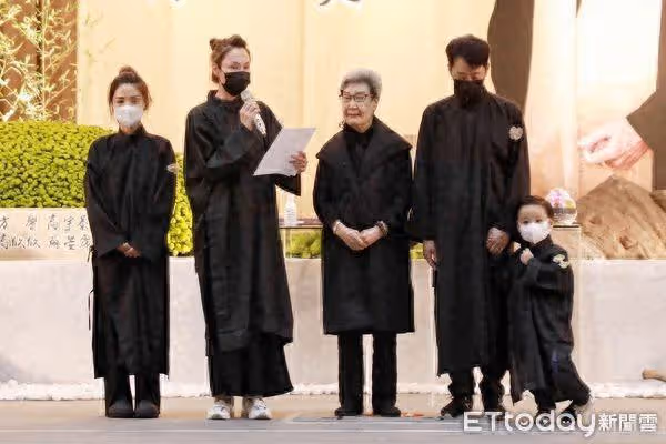 石英告別式!林千鈺送別父親 致詞淚崩:這輩子做你的女兒,我很幸福