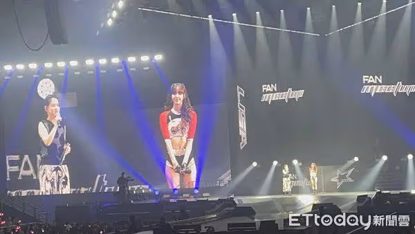 直擊／BLACKPINK Lisa唱一半出現狀況！　愧疚道歉：等我一下下