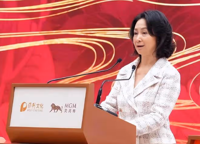 美高梅博物館開幕典禮:何超瓊站在獸首前講話,何超蓮閃亮登台