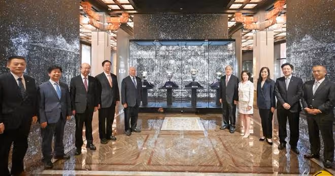 美高梅博物館開幕典禮:何超瓊站在獸首前講話,何超蓮閃亮登台