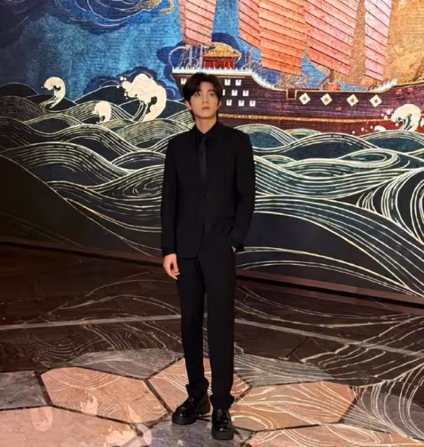 美高梅博物館開幕典禮:何超瓊站在獸首前講話,何超蓮閃亮登台