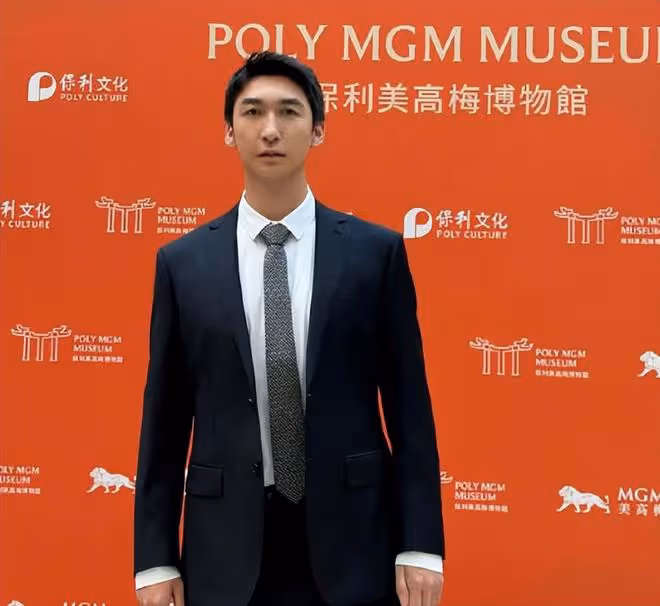 美高梅博物館開幕典禮:何超瓊站在獸首前講話,何超蓮閃亮登台