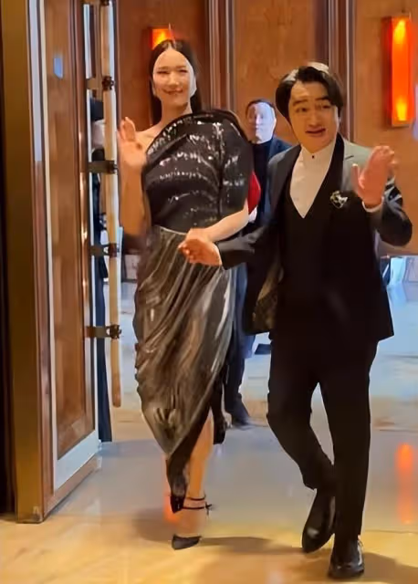 美高梅博物館開幕典禮:何超瓊站在獸首前講話,何超蓮閃亮登台