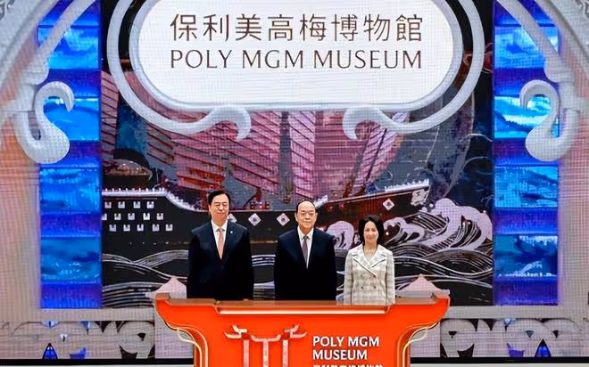 美高梅博物館開幕典禮:何超瓊站在獸首前講話,何超蓮閃亮登台