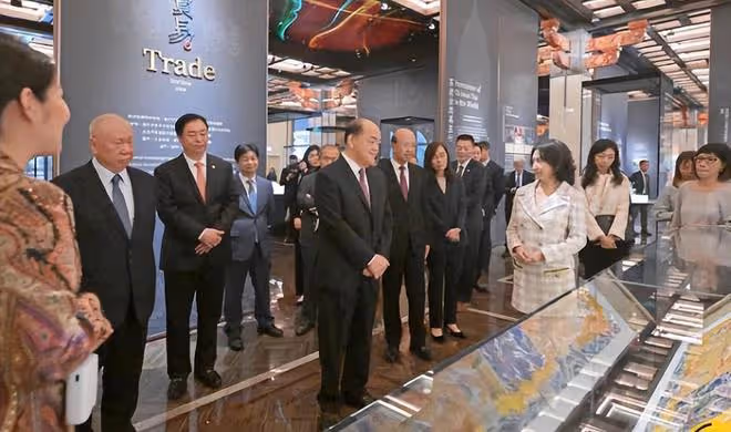 美高梅博物館開幕典禮:何超瓊站在獸首前講話,何超蓮閃亮登台
