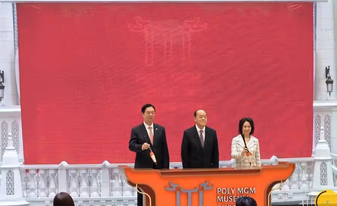 美高梅博物館開幕典禮:何超瓊站在獸首前講話,何超蓮閃亮登台