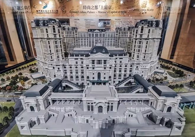 美高梅博物館開幕典禮:何超瓊站在獸首前講話,何超蓮閃亮登台
