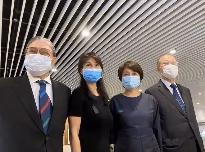 美高梅博物館開幕典禮:何超瓊站在獸首前講話,何超蓮閃亮登台