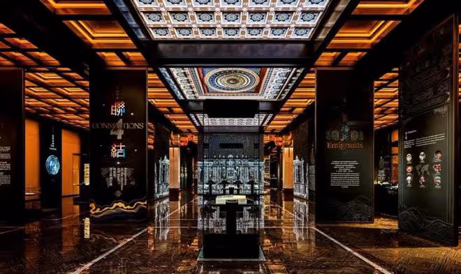 美高梅博物館開幕典禮:何超瓊站在獸首前講話,何超蓮閃亮登台